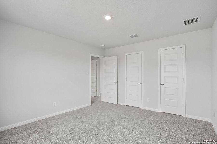 Spacious, unfurnished interior of a new home in Hunters Ranch, San Antonio (Image 27).