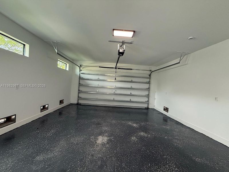 Spacious, unfurnished interior of a new home in , Fort Lauderdale (Image 26).