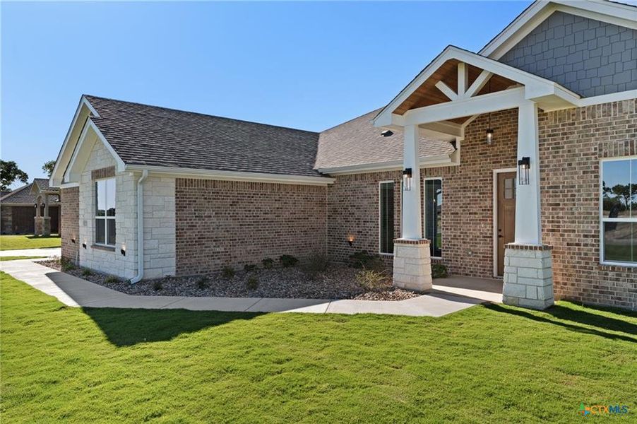Exterior details and patio area of a home in , Kempner (Image 2).