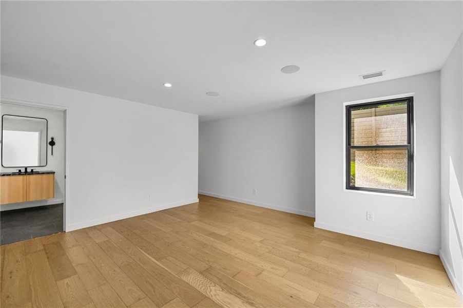 Spacious, unfurnished interior of a new home in , Atlanta (Image 29).