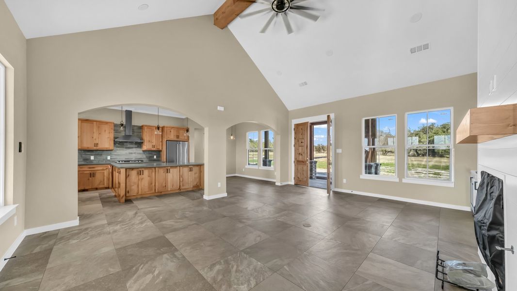 Spacious, unfurnished interior of a new home in Oak Water Ranch, Granbury (Image 11).