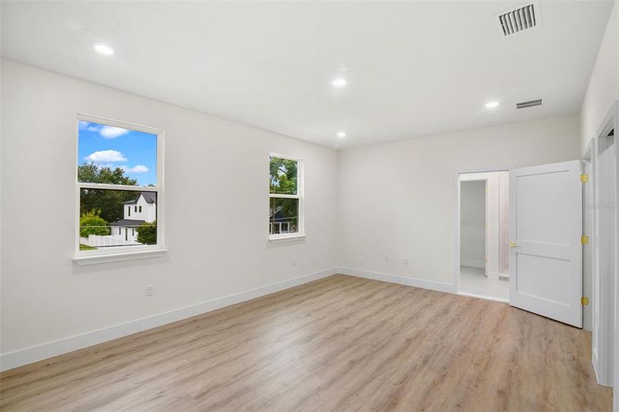 Spacious, unfurnished interior of a new home in , Orlando (Image 36).