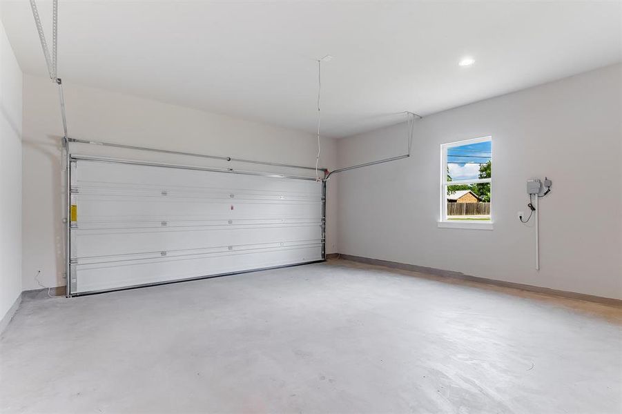 Spacious, unfurnished interior of a new home in , Marble Falls (Image 27).