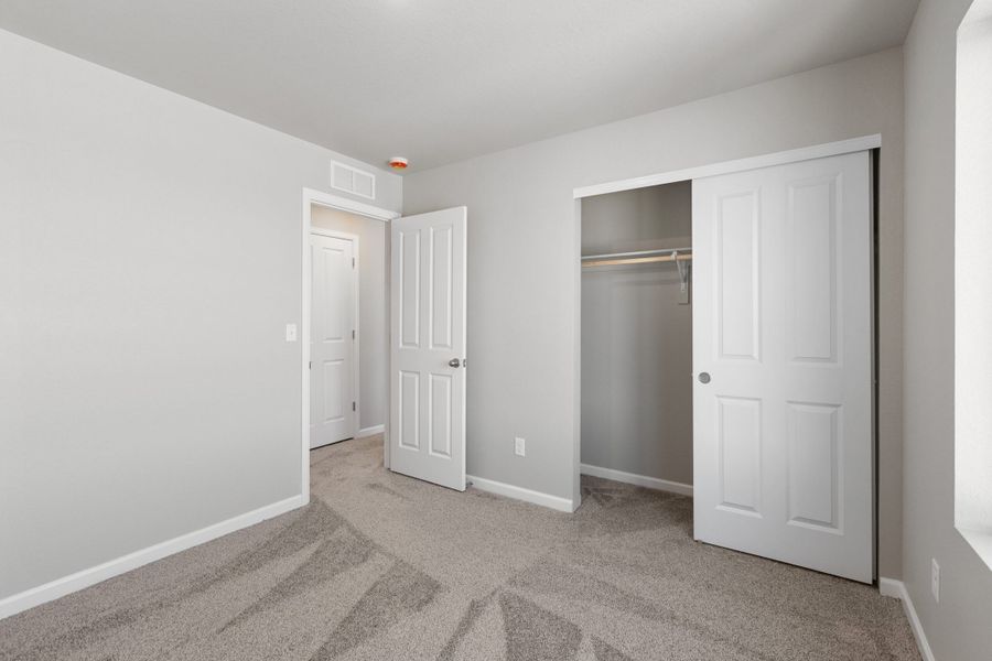 Spacious, unfurnished interior of a new home in Spring Valley, Longmont (Image 28).