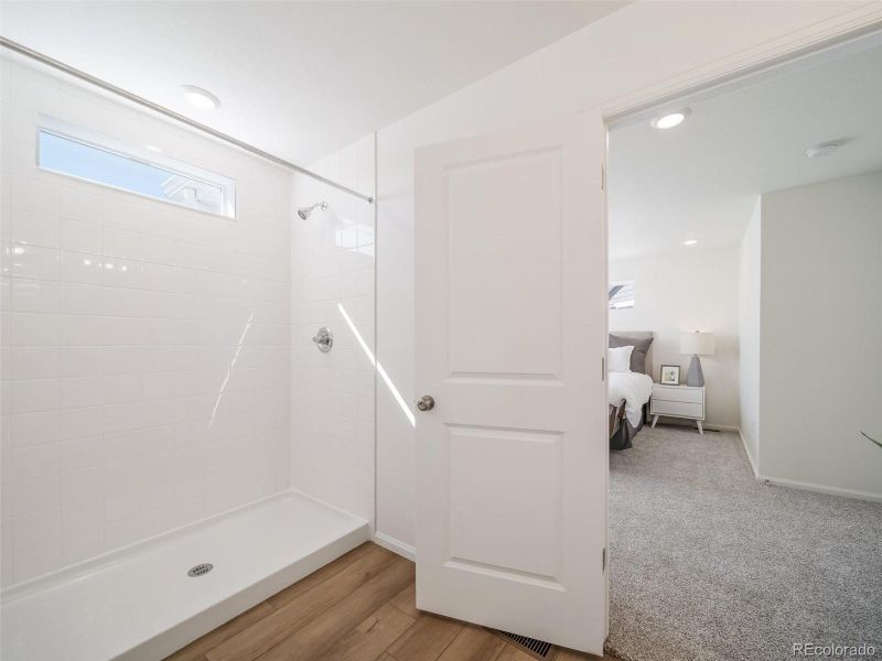 Spacious, unfurnished interior of a new home in Thompson River Ranch, Johnstown (Image 23).