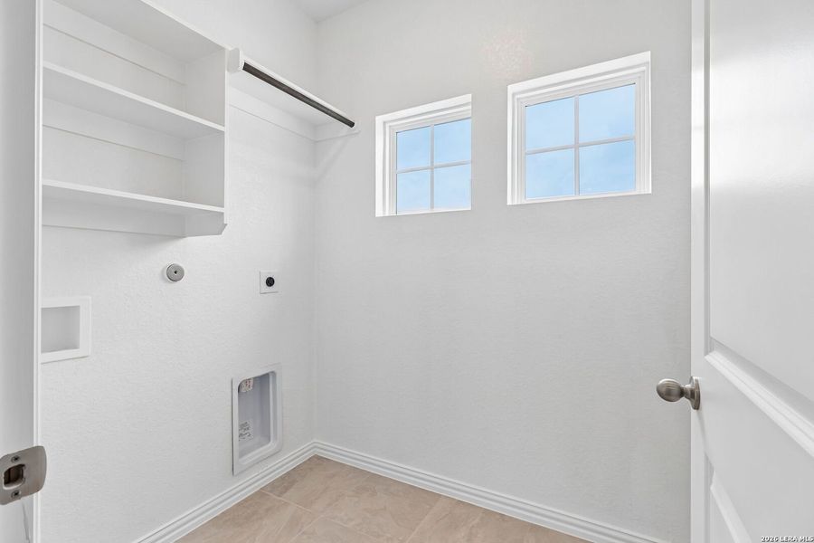 Spacious, unfurnished interior of a new home in Casinas at Gruene, New Braunfels (Image 13).