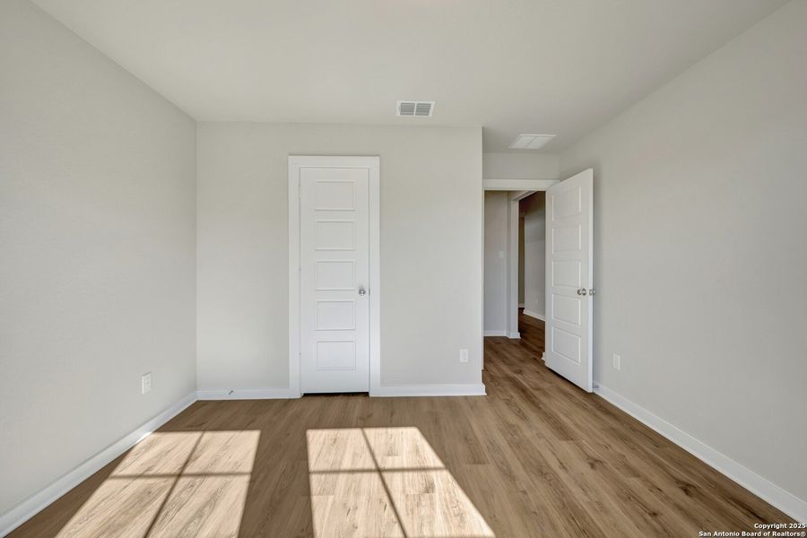 Spacious, unfurnished interior of a new home in Winding Brook, San Antonio (Image 14).