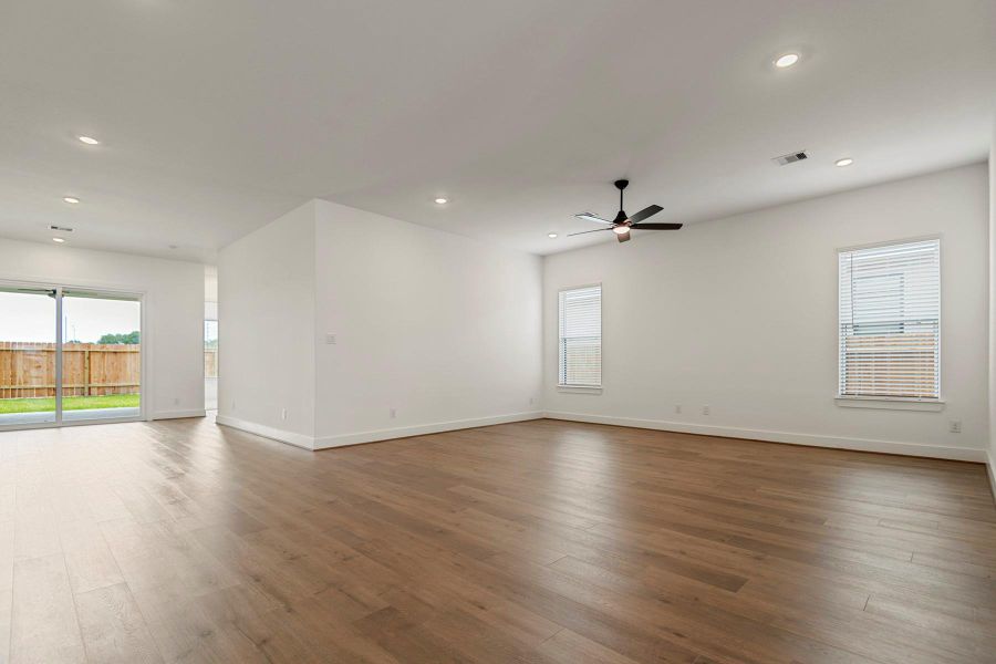 Spacious, unfurnished interior of a new home in Hallimore Ranch, Rosenberg (Image 15).