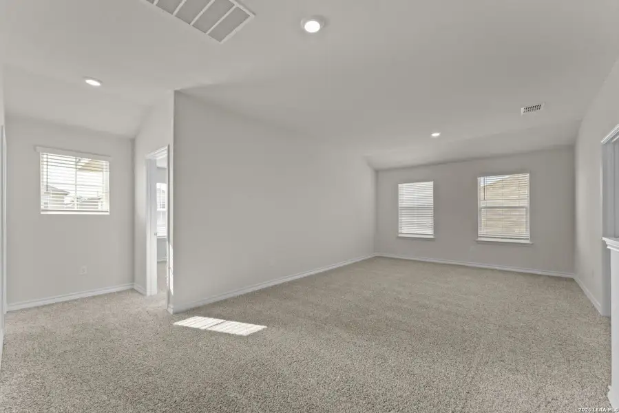 Spacious, unfurnished interior of a new home in Laurel Vistas, San Antonio (Image 31).