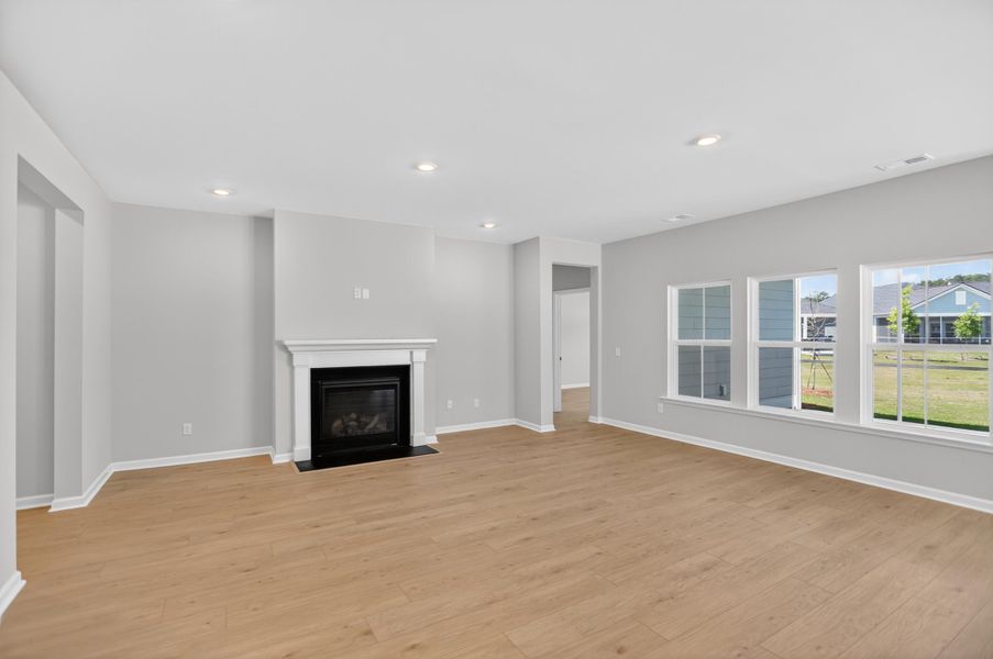 Spacious, unfurnished interior of a new home in Carnes Crossroads, Summerville (Image 11).