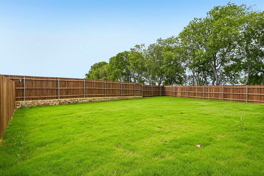 Exterior details and patio area of a home in Lone Oak, Alvarado (Image 20).
