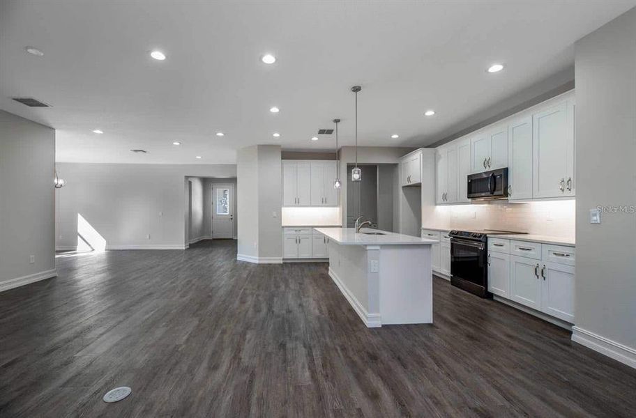 Spacious, unfurnished interior of a new home in , Ocala (Image 13).