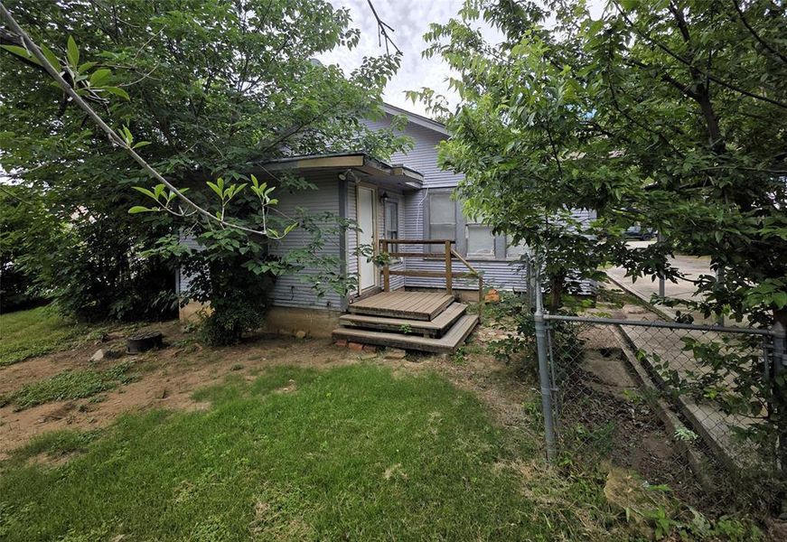 Exterior details and patio area of a home in , Brownwood (Image 4).