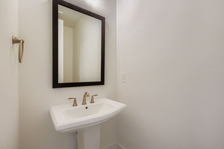 3525 Kings Court - Powder Bathroom