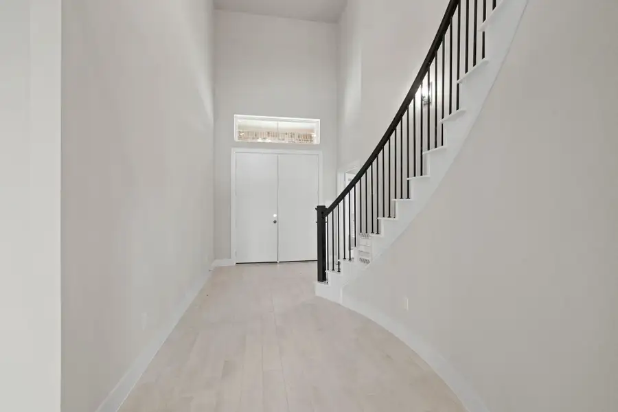 Spacious, unfurnished interior of a new home in Barton Creek Ranch, Conroe (Image 11).