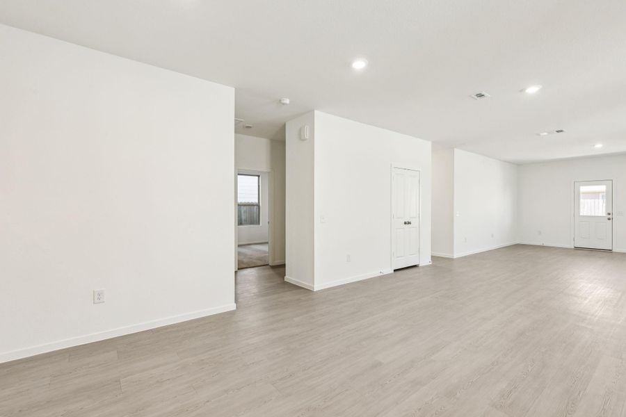 Spacious, unfurnished interior of a new home in Mavera, Conroe (Image 24).