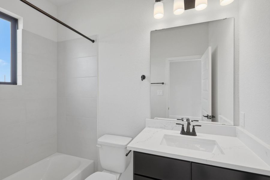 Furnished interior view inside a new home in Sienna, Missouri City (Image 9).
