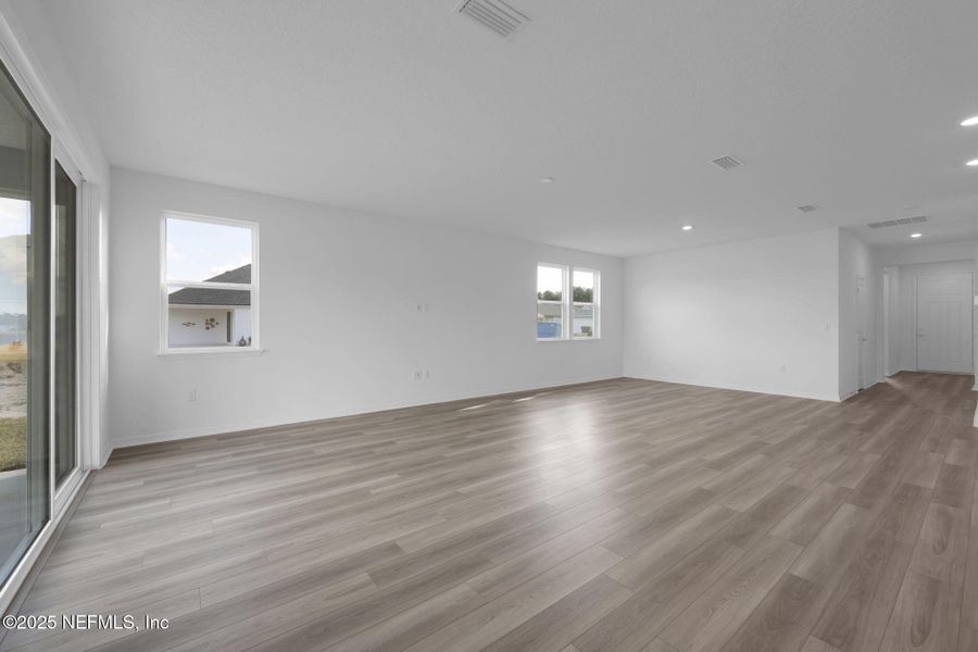 Spacious, unfurnished interior of a new home in Hyland Trail, Green Cove Springs (Image 22).