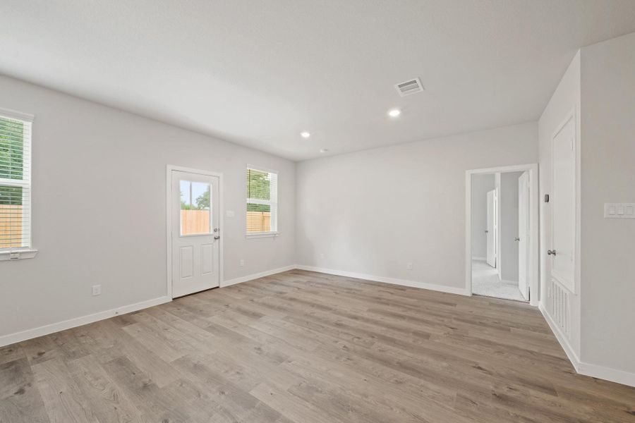 Spacious, unfurnished interior of a new home in Russell Ranch, Bay City (Image 14).
