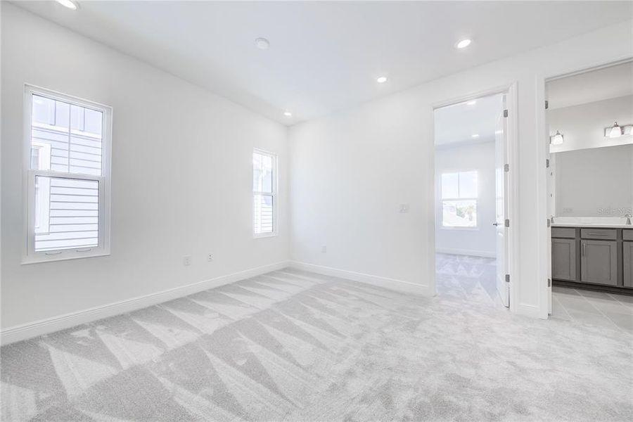 Spacious, unfurnished interior of a new home in Bungalow Walk at Lakewood Ranch, Sarasota (Image 25).