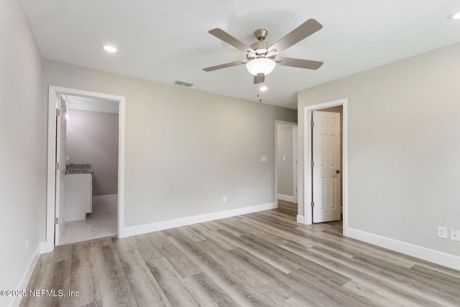 Spacious, unfurnished interior of a new home in , Jacksonville (Image 12).