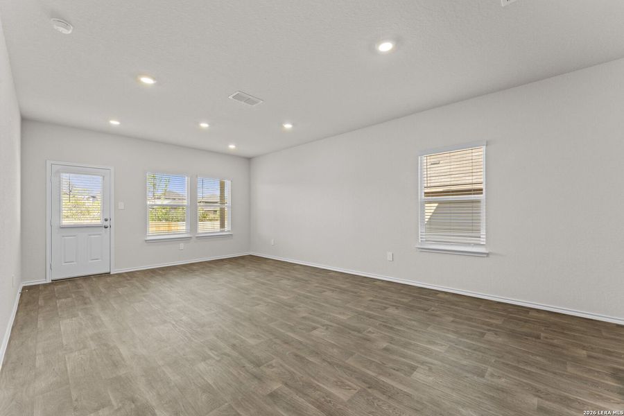 Spacious, unfurnished interior of a new home in Laurel Vistas, San Antonio (Image 17).