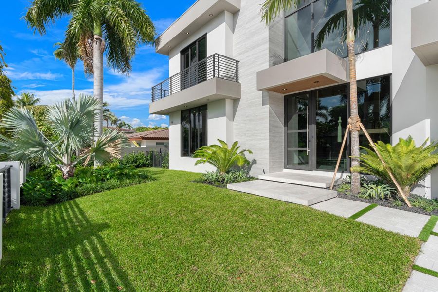 Exterior details and patio area of a home in , Fort Lauderdale (Image 27).