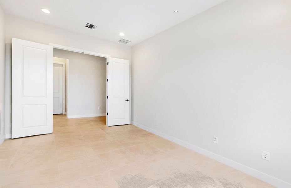 Spacious, unfurnished interior of a new home in Saguaro Reserve - Majesty, Marana (Image 30).