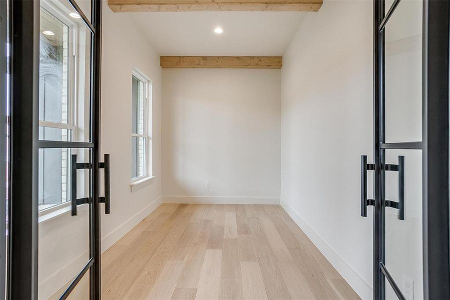 Spacious, unfurnished interior of a new home in , Lipan (Image 21).