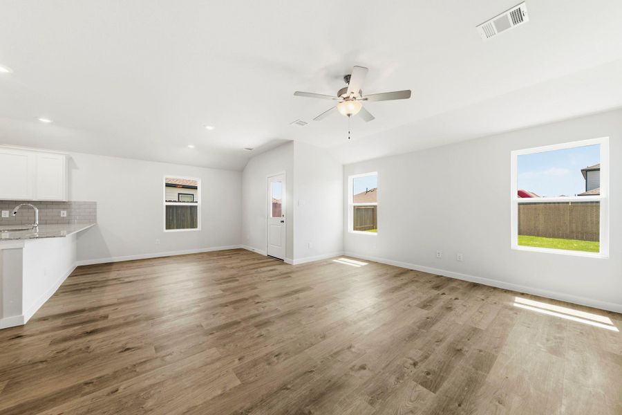 Spacious, unfurnished interior of a new home in Caney Mills, Conroe (Image 12).