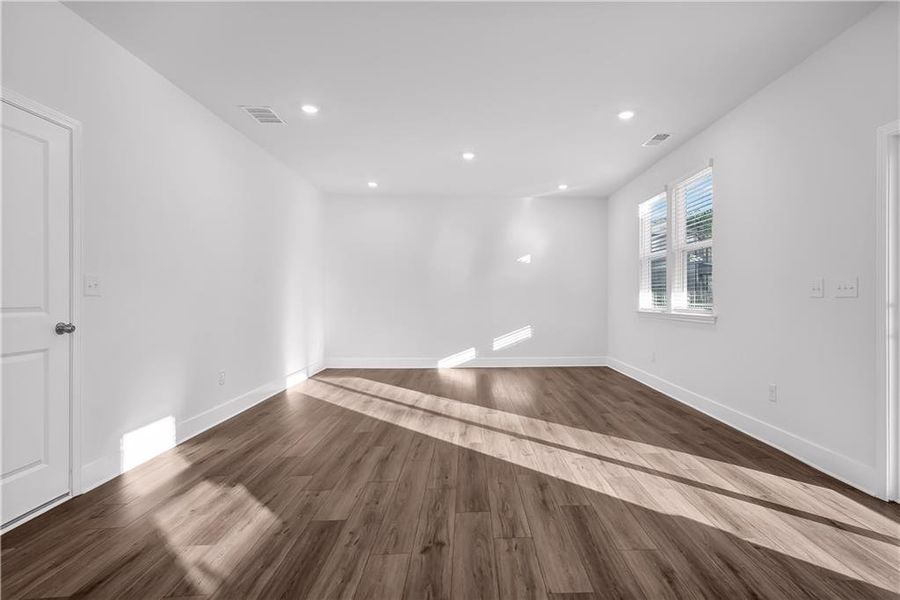 Spacious, unfurnished interior of a new home in Shadow Creek, Jackson (Image 27).