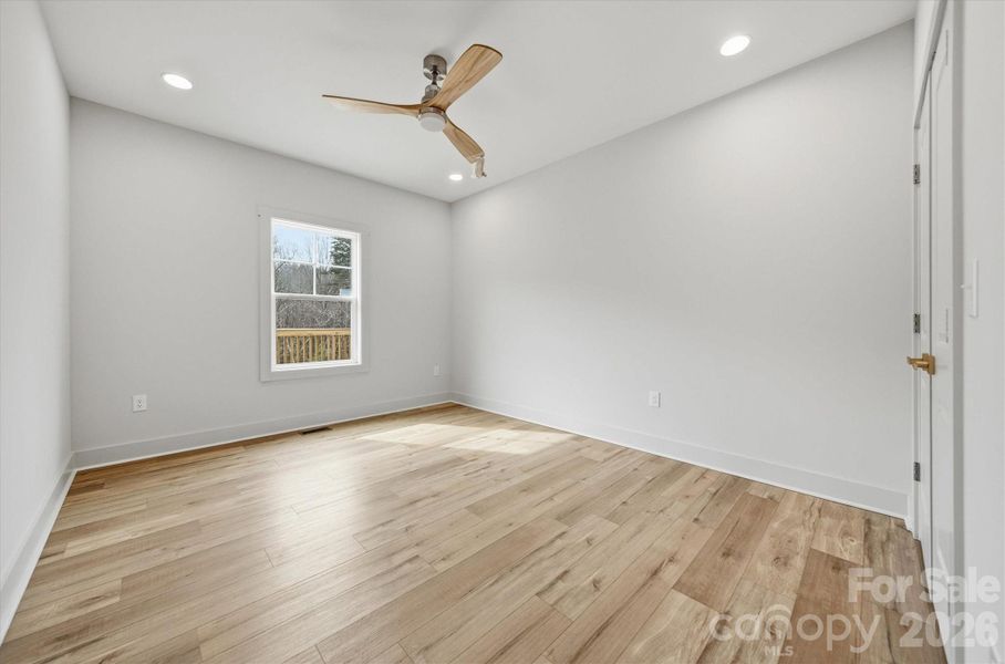 Guest bedroom 3 of 3