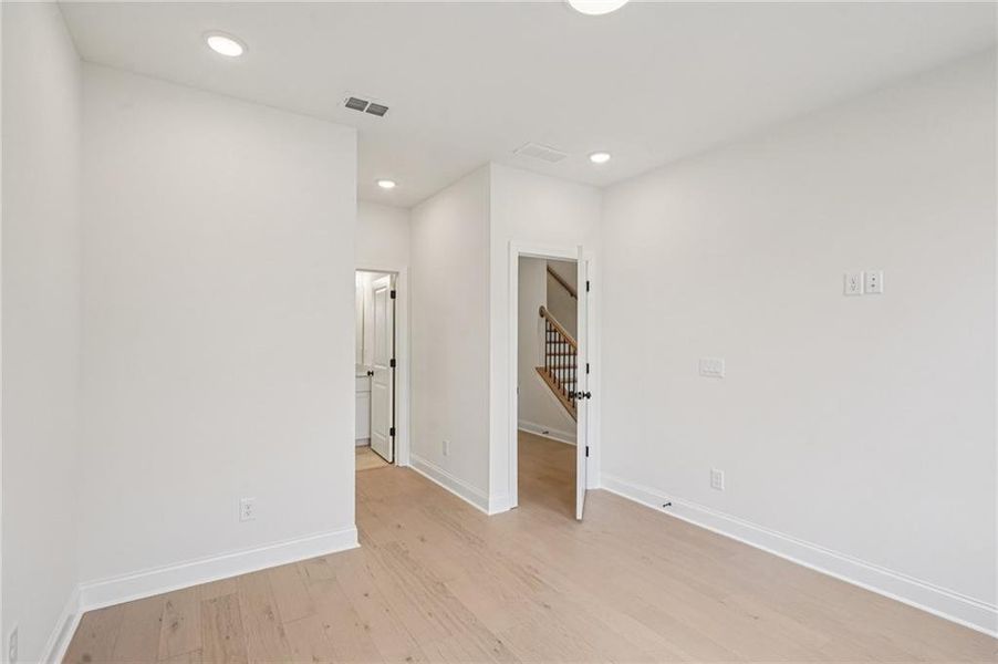 Spacious, unfurnished interior of a new home in Ward's Crossing Townhomes, Johns Creek (Image 23).