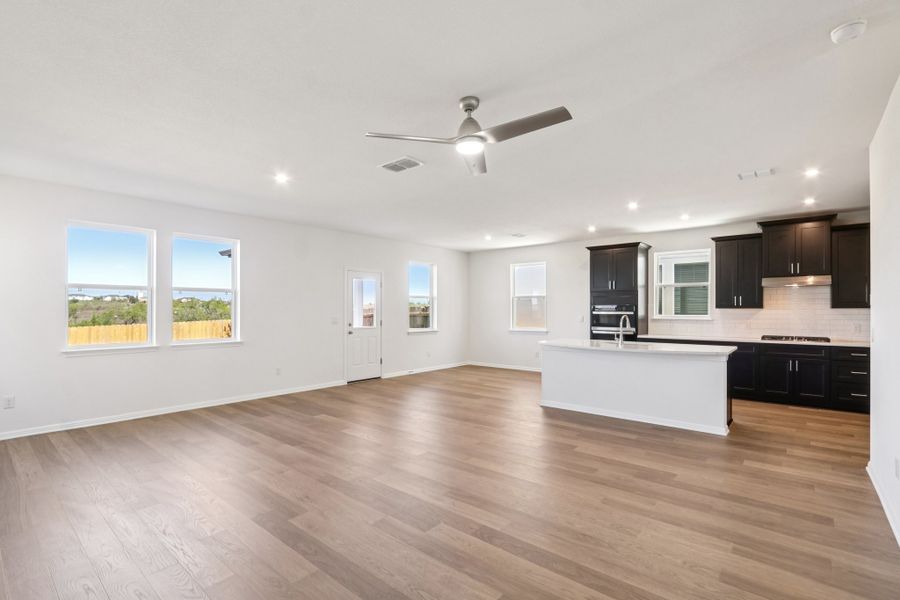 Spacious, unfurnished interior of a new home in Porter Country, Buda (Image 20).