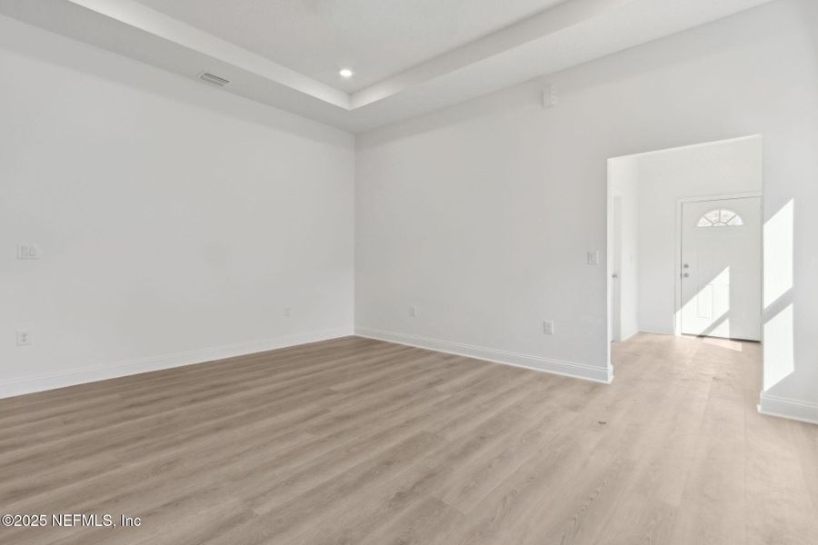 Spacious, unfurnished interior of a new home in , Middleburg (Image 43).