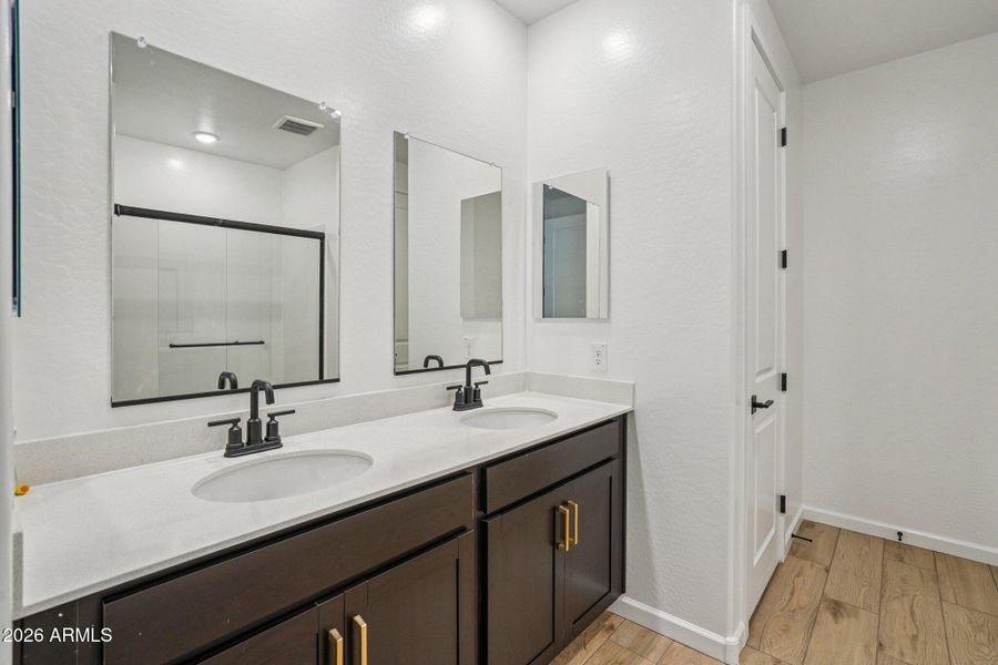 25-web-or-mls-W Camden Ave-S0301-025