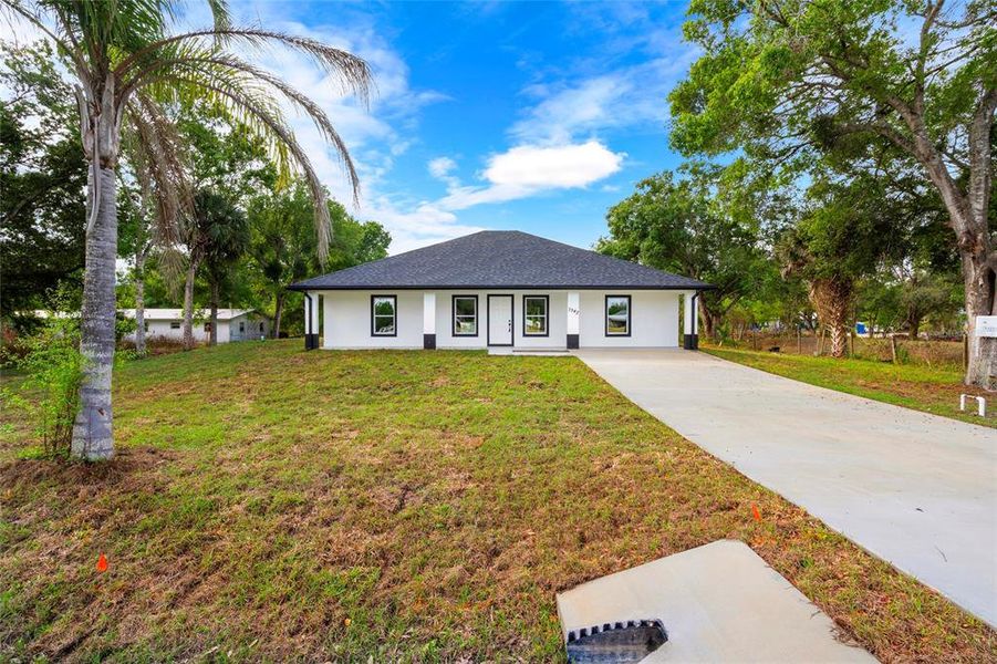 Exterior details and patio area of a home in , Okeechobee (Image 21).
