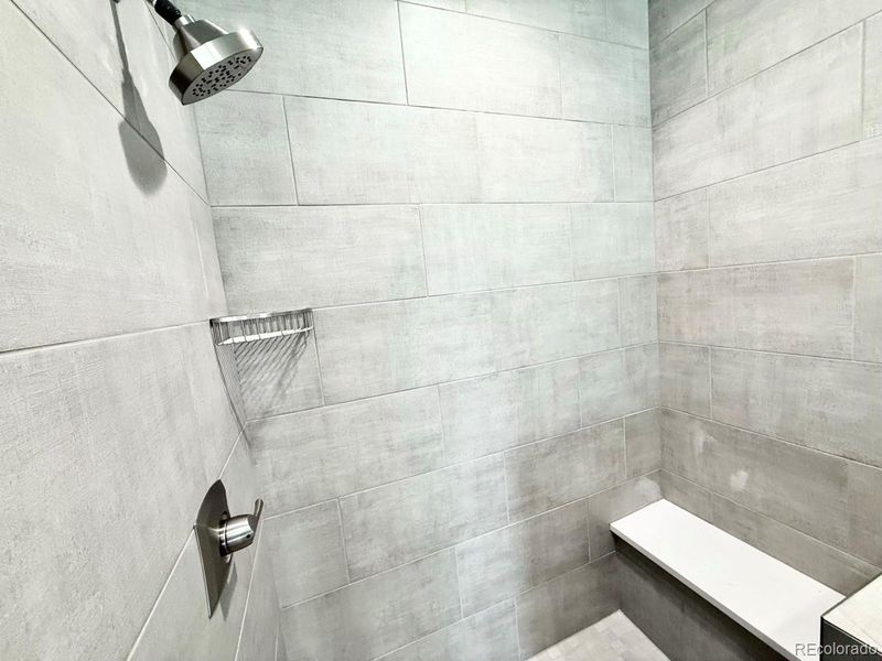 Tiled Shower with Built-in Seat Tiled Shower with Built-in Seat