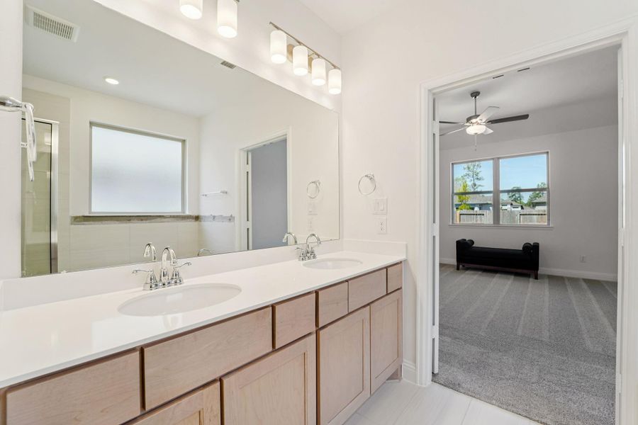 Furnished interior view inside a new home in Evergreen 40', Conroe (Image 10).