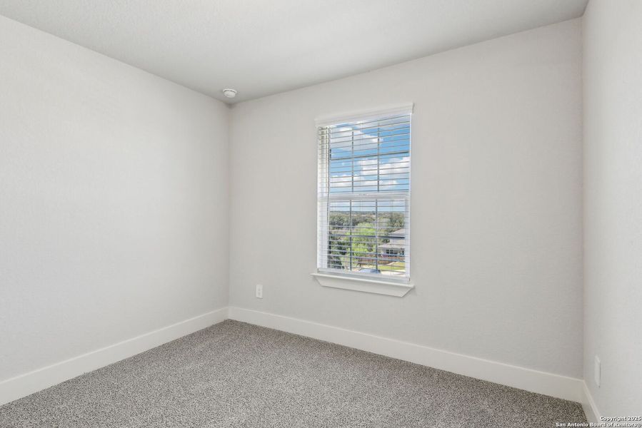 Spacious, unfurnished interior of a new home in Thomas Pond, San Antonio (Image 20).