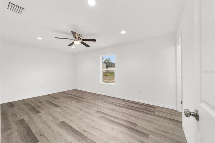 Spacious, unfurnished interior of a new home in , Silver Springs (Image 39).