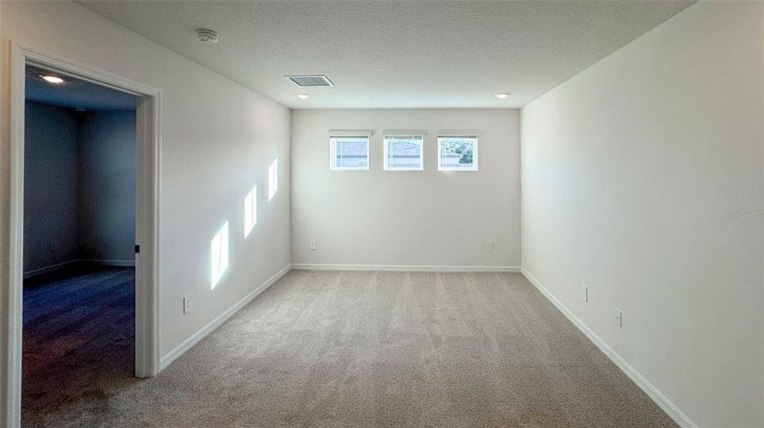 Spacious, unfurnished interior of a new home in , St. Cloud (Image 31).