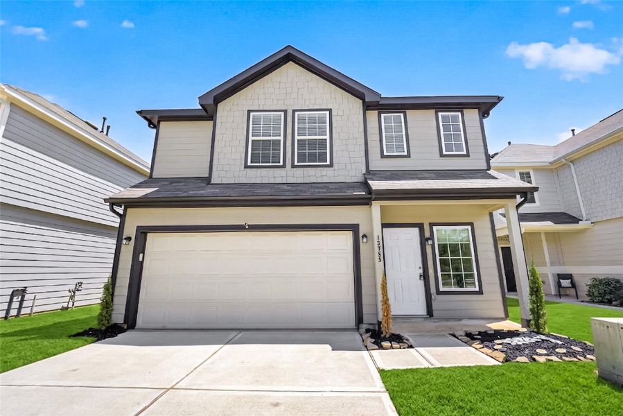 Front exterior of a new home in River's Edge, Conroe, TX, highlighting curb appeal (Image 20). Front exterior of a new home in River's Edge, Conroe, TX, highlighting curb appeal (Image 20).