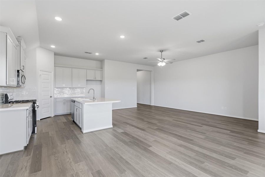 Spacious, unfurnished interior of a new home in Westland Ranch, League City (Image 22). Spacious, unfurnished interior of a new home in Westland Ranch, League City (Image 22).