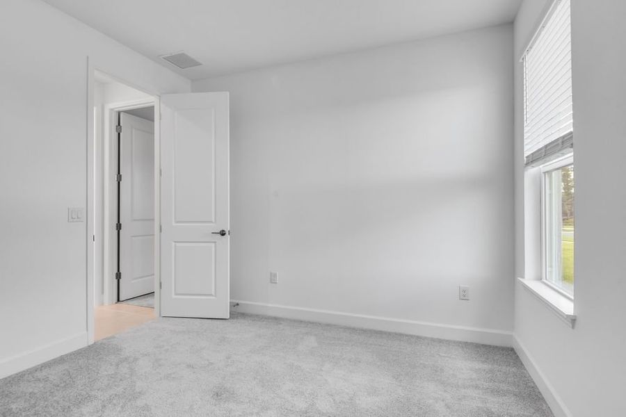Spacious, unfurnished interior of a new home in Ardisia Park, New Smyrna Beach (Image 18).
