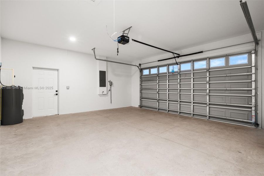 Spacious, unfurnished interior of a new home in , Sebring (Image 32).
