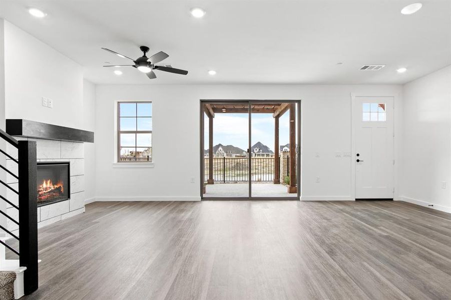 006-1232Armstrong-TheColony-TX-75056-Living.jpg-FULL