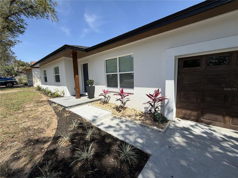 Exterior details and patio area of a home in , Orlando (Image 32).