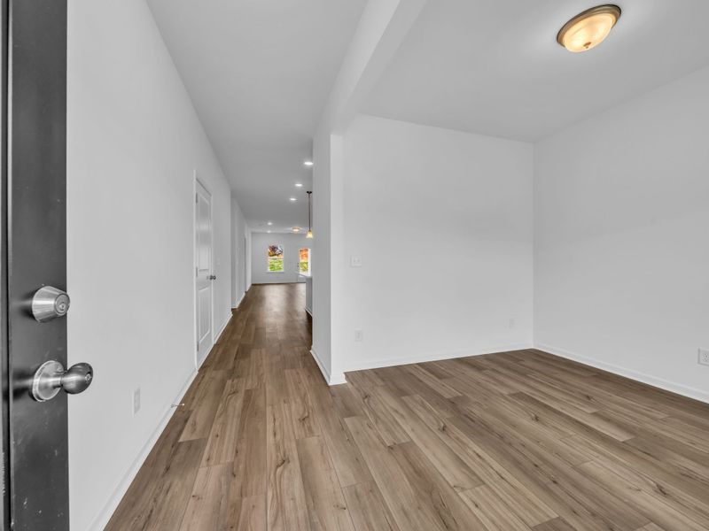 Spacious, unfurnished interior of a new home in Cantigny Park, Clarksville (Image 14).