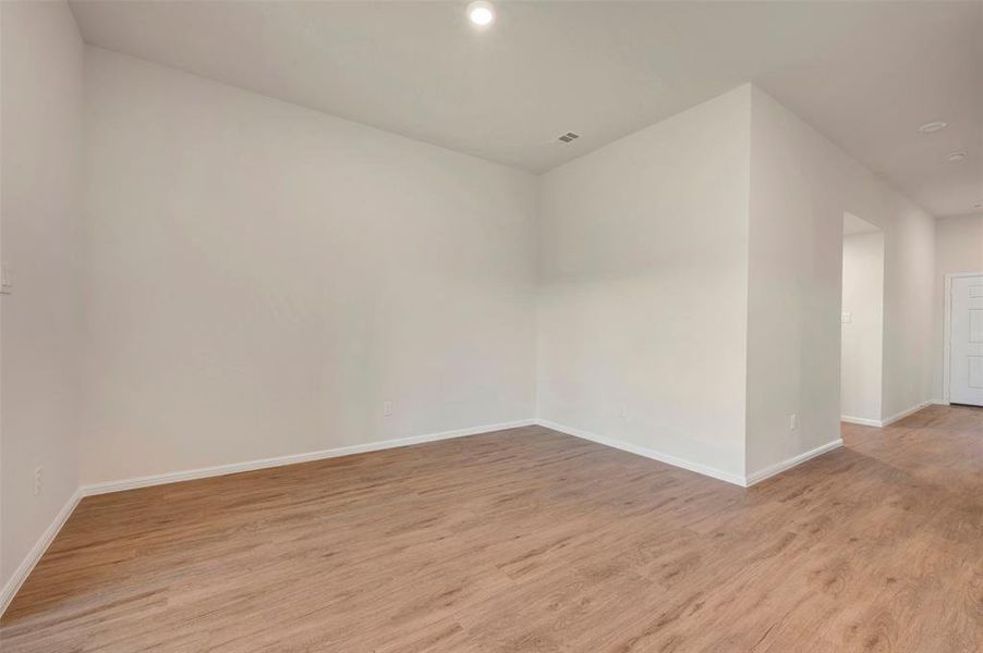 Spacious, unfurnished interior of a new home in Tarrytown, Crowley (Image 29).